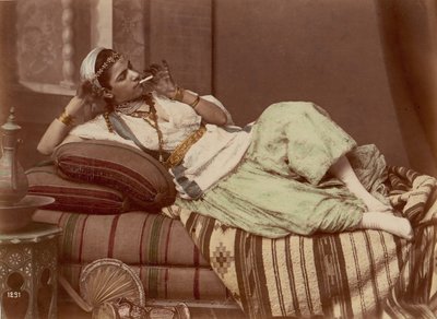 リクライニング女性喫煙、1870-90。 作： Unbekannt