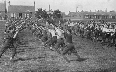 1915年の銃剣の使い方を学ぶ新兵 作： Unbekannt