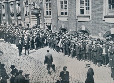1914年、ロンドン中心部のリクルーティングデポの外で待機しているリクルート 作： Unbekannt