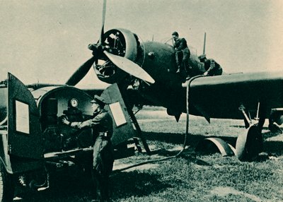 ウェルズリー爆撃機への燃料補給、1940 作： Unbekannt