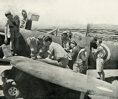 スピットファイア戦闘機の給油と再武装、マルタ、第二次世界大戦、1942 1944。 作： Unbekannt