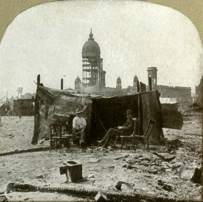 1906年に廃墟から集められた段ボール鉄のスクラップで作られた難民キャンプ。 作： Unbekannt