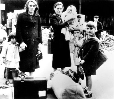 持ち物を持った難民、ドイツ占領下のパリ、1940年7月 作： Unbekannt