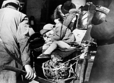 1940年8月、パリのパリ東駅で荷物を持った難民 作： Unbekannt