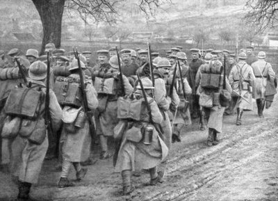 1918年3月30日、フランスのピカルディのPlessis-de-Royeの一連の囚人を通過した救援フランス歩兵 作： Unbekannt