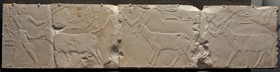 砂漠の動物を連れてくる男性のレリーフ、c。 紀元前2311～2281年。 作： Unbekannt