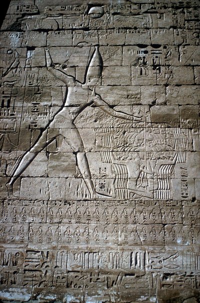 敵を襲うラムセス 3 世のレリーフ、ラムセス 3 世の霊安寺、メディネト ハブ、紀元前 1200 年頃 作： Unbekannt