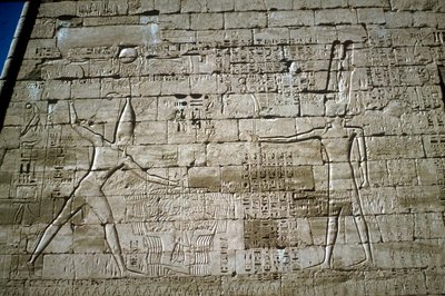 敵を襲うラムセス 3 世のレリーフ、ラムセス 3 世の霊安寺、メディネト ハブ、紀元前 1200 年頃 作： Unbekannt