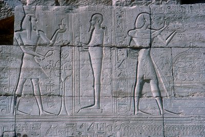 プタハの前のラムセス 2 世を示すレリーフ、ラムセス 2 世神殿、ルクソール、エジプト、紀元前 1250 年頃 作： Unbekannt