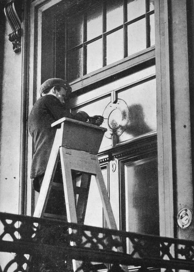 ドイツ大使館からドイツのエンブレムを削除、カールトンハウステラス、ロンドン、1914 作： Unbekannt