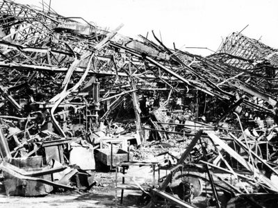 1940年から1944年まで、パリ近郊のセーヴル連合軍の爆撃によって破壊されたルノーの工場 作： Unbekannt