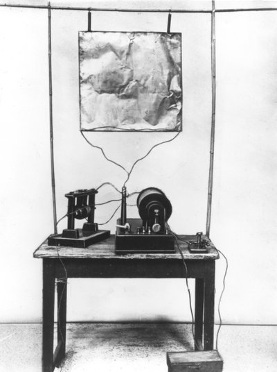 1894年のイタリアでの彼の初期の実験で使用されたマルコニスの最初の送信機のレプリカ 作： Unbekannt