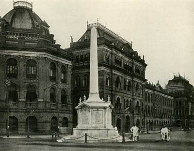 カーゾン卿によって建てられた1925年のホルウェル記念碑のレプリカ。 作： Unbekannt