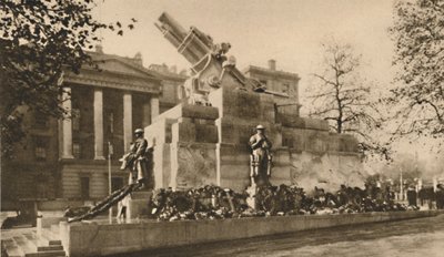 大きな論争を引き起こした9インチ榴弾砲の石での表現、c1935。 作： Unbekannt