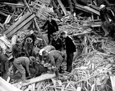 爆弾で損傷した建物から男を解放する救急隊員、第二次世界大戦、1940 作： Unbekannt