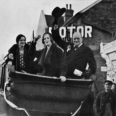 1931年、1945年、エッピングのためにチャーチル夫人と娘のダイアナが幸せと勝利を分かち合いました。 作： Unbekannt