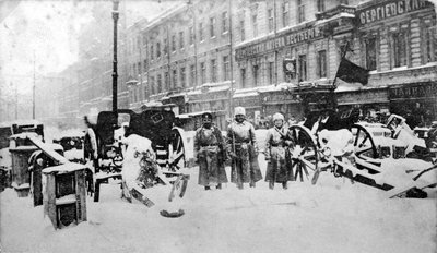 1917年2月27日、ロシア、ペトログラード、リテニープロスペクトの革命的バリケード 作： Unbekannt