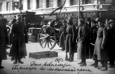 1917年2月27日、ロシア、ペトログラード、リテニープロスペクトの革命的バリケード 作： Unbekannt