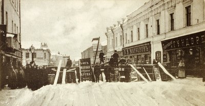 1905年の蜂起時のロシア、モスクワ、セレズネフスカヤ通りの革命的バリケード 作： Unbekannt