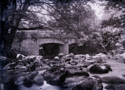 1920年、デボンのプリマス近くの川と橋。 作： Unbekannt