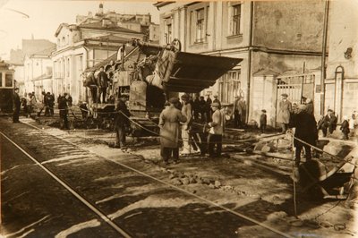 1920年代のソ連、モスクワのトヴェルスカヤ通りの道路工事 作： Unbekannt