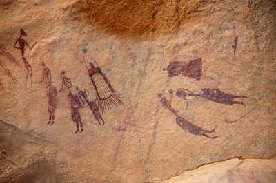 ロックアート、先史時代スーダンのウワイナット山塊にある、文字と「ゲルバ」（外皮）のグループの岩絵で、装飾されたシェルターにフリンジがあったりなかったりする。紀元前8000年から3000年の時代。写真 作： Unbekannt