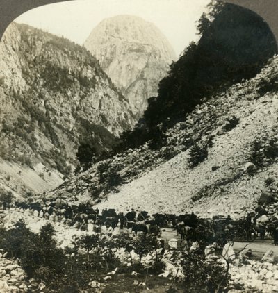 Rocky Jordalsnut 3620 ft。ノルウェー、c1905、観光客用カートでいっぱいの道路の横から。 作： Unbekannt