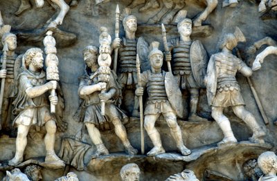 decursioに参加しているローマの兵士、葬式の火葬の儀式巡り、c180-196 作： Unbekannt