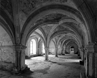 ロマネスク建築：1118年に設立されたフォントネーのシトー会修道院のキャプチュラホールの様子（コート・ドール県 作： Unbekannt
