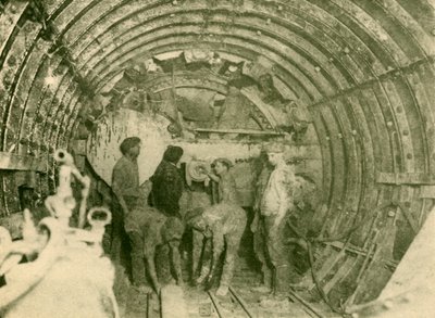 市および南ロンドン鉄道線の拡大された管で作業中のロータリーカッター、c1930。 作： Unbekannt