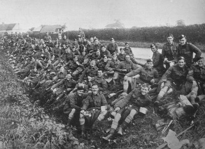 王立陸軍医療隊の新兵が屋外で食事を取る1915 作： Unbekannt