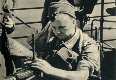 ロイヤルマリンは彼の機関銃、第二次世界大戦、c1939-c1943 1944をチェックしています。 作： Unbekannt