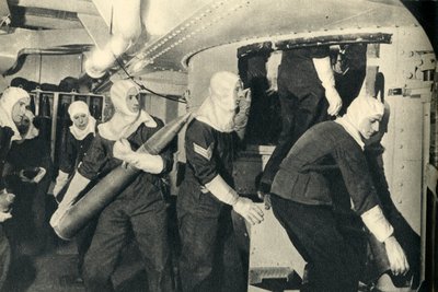 HMS Illustrious、第二次世界大戦、c1939-c1943 1944に搭載された弾薬を扱う王立海兵隊。 作： Unbekannt