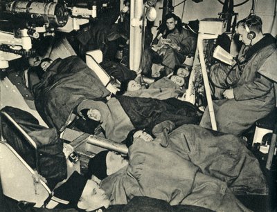 第二次世界大戦、c1939〜c1943 1944の軍艦の銃撃場で眠っている王立海兵隊員。 作： Unbekannt
