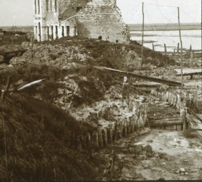 廃墟の建物と海岸沿いの塹壕、c1914-c1918 作： Unbekannt
