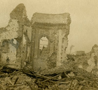 台無しにされた教会、北フランス、コンブル、c1914-c1918 作： Unbekannt