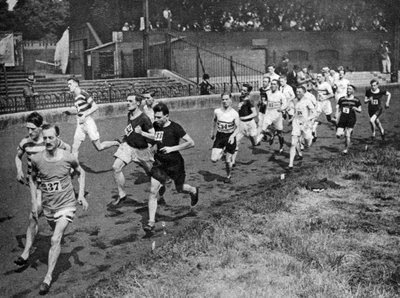 1926-1927年にロンドンのスタンフォードブリッジで公務員のスポーツの日に0.5マイル走った 作： Unbekannt
