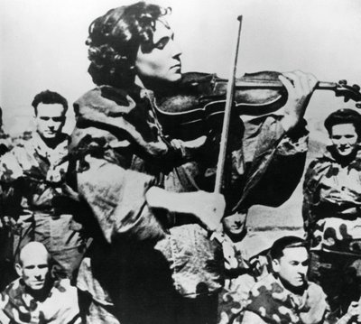 バイオリンを弾くロシア軍の看護師、イースタンフロント、1944 作： Unbekannt