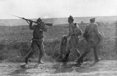 1917年7月1日、ロシアの兵士が後退する同志、テルノーピリ、ウクライナ、第一次世界大戦を攻撃 作： Unbekannt