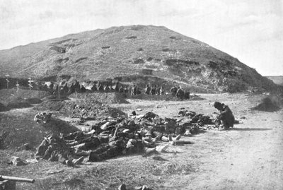 ロシア人兵士が埋葬前に死者からカートリッジを収集、日露戦争1904-5 作： Unbekannt