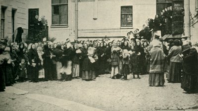 フロントからのニュースを待っているロシアの兵士の妻...、第一次世界大戦、1915、c1920。 作： Unbekannt