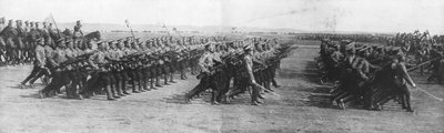 1914年7月22日、フランスのレイモンドポアンカレス大統領のロシア訪問中に行進しているロシア軍。 作： Unbekannt