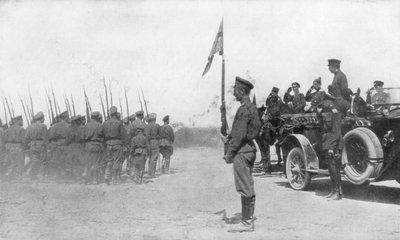 1917年7月、第一次世界大戦、アレクサンドルケレンスキーの前でパレードするロシア軍 作： Unbekannt