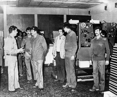 1986年にイラクのバグダッドで新聞社を訪問したサダムフセイン 作： Unbekannt
