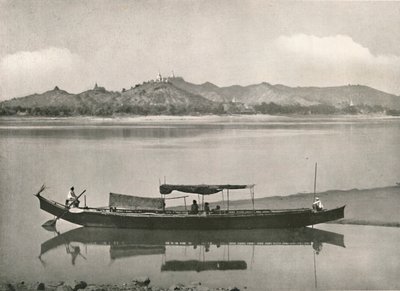 Sagaing、Irrawaddyで-すべての丘の頂上にPagodaがあり、1900年。 作： Unbekannt