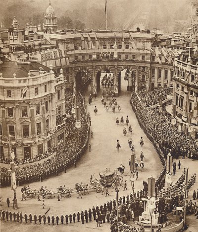 船員が1937年5月12日、トラファルガー広場のルートを並ぶ 作： Unbekannt