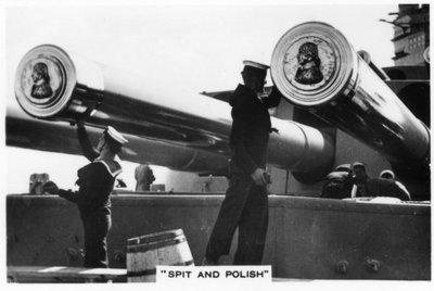 1937年にHMSネルソンの16インチ砲を研磨した船員 作： Unbekannt
