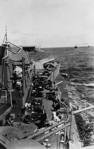 イギリスの戦艦HMSマラヤの上段で寝ている船員、c1940-c1941 作： Unbekannt
