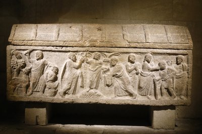 マルセイユのサン・ヴィクトル修道院。キリスト教の女性の遺物が入った石棺。フランス 作： Unbekannt