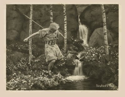 フリッツ・ラングの映画「ニーベルンゲン:ジークフリート」のワンシーン、1924年。 作： Unbekannt
